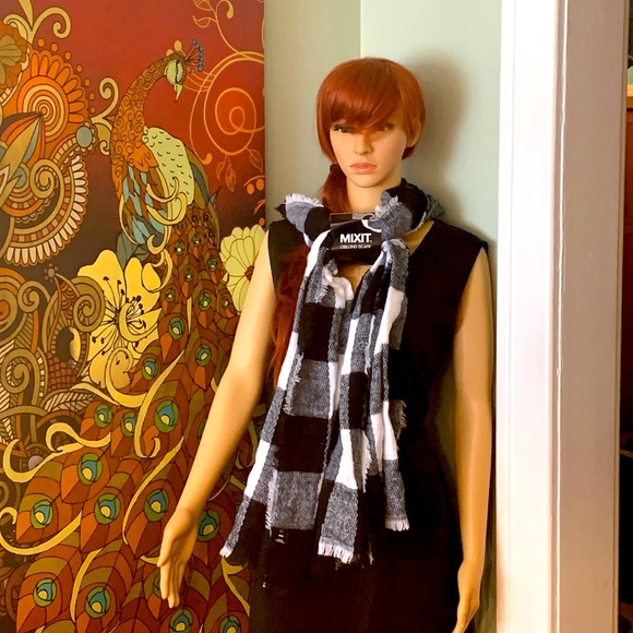 Free with purchase- Checkered oblong scarf - Picture 5 of 5